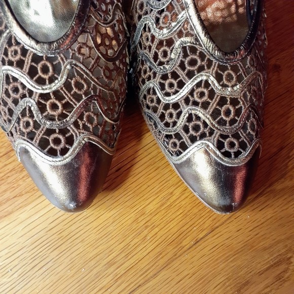 Mario Valentino Size 6 Vintage Kitten Heels Pumps Bronze Mario Valentino - Picture 6 of 7